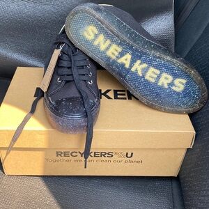 NEW IN BOX🍍RECYKERS SNEAKERS 🍍SIZE 37/US6.5🍍H-1